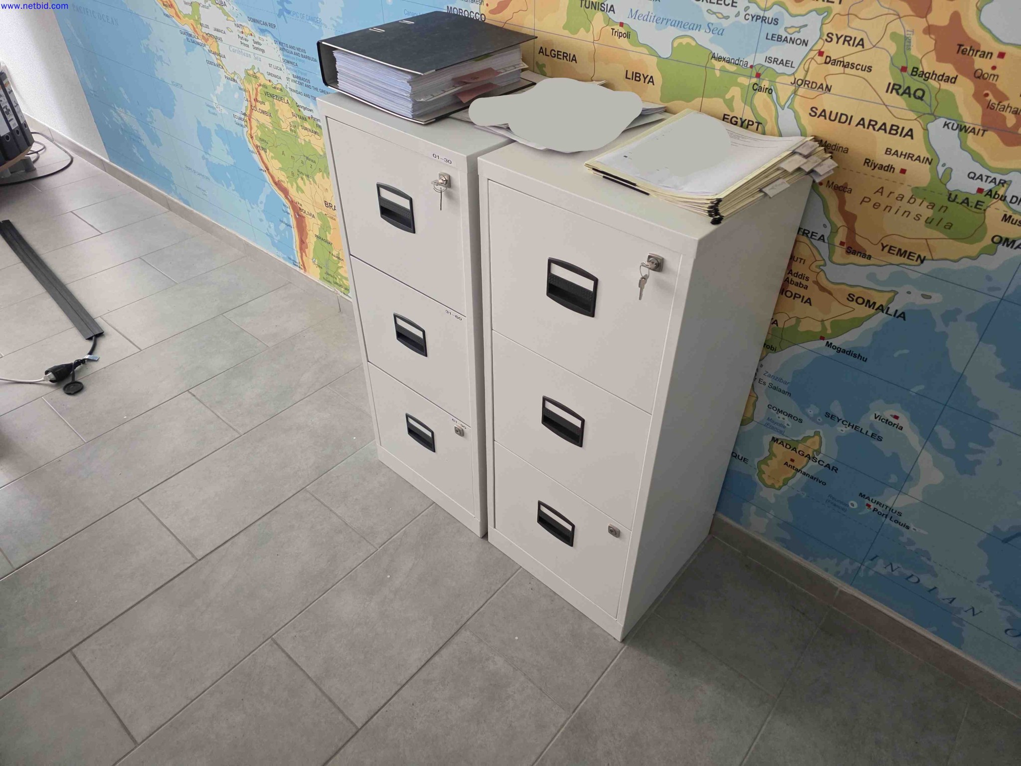 2 Schreibtisch-Winkelkombinationen